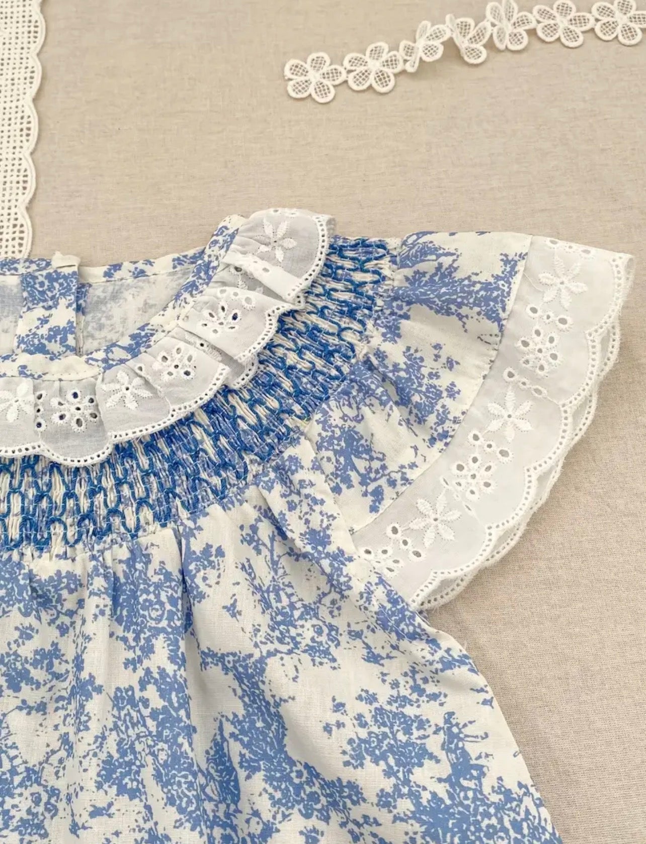 Vestido celeste bordado
