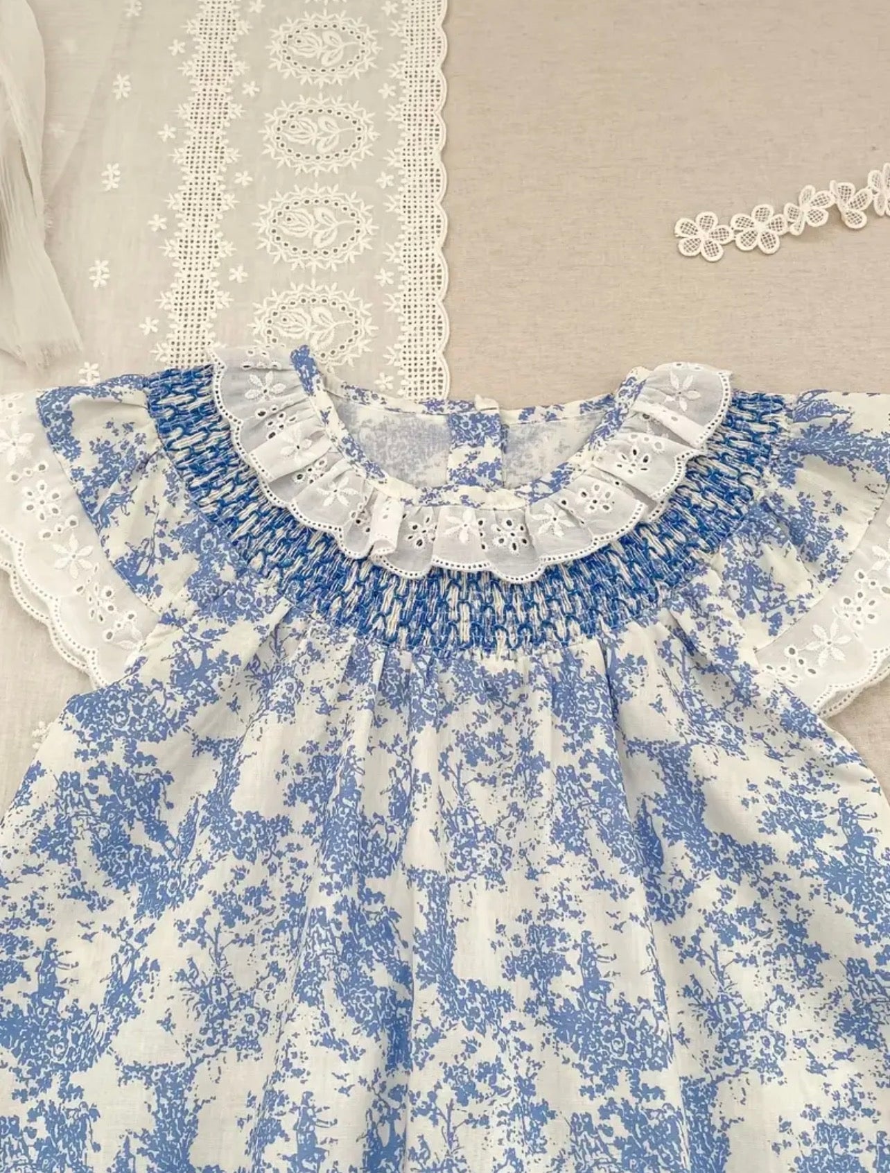 Vestido celeste bordado